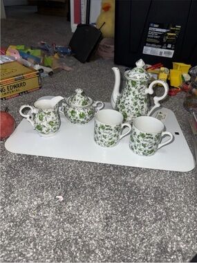 Green Floral Porcelain Tea Set - Elegant Leaf Pattern